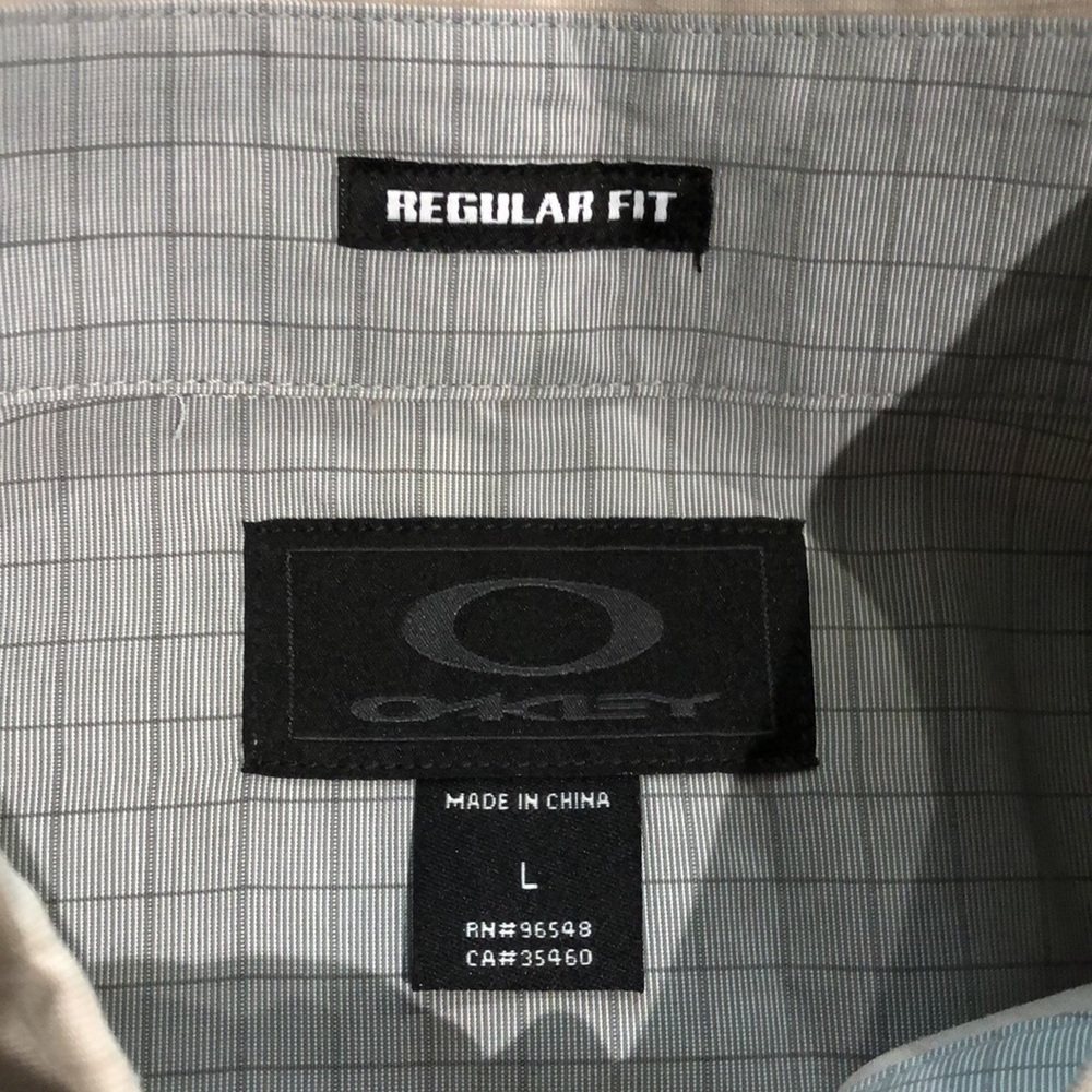 Like new! - OAkLEY Regular Fit Short Sleeved Button Down Shirt - Picture 2 of 8